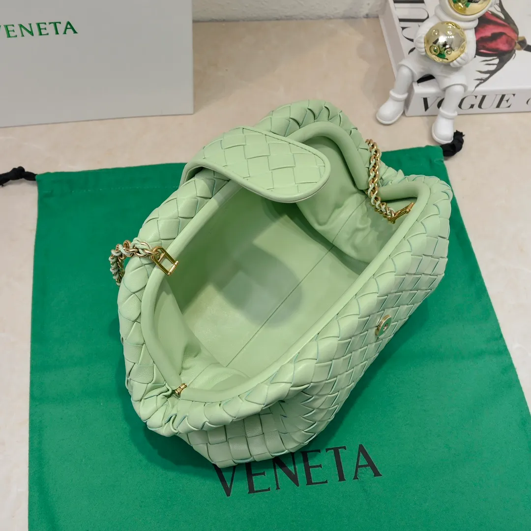 Batch 2260 Bitters Venetia 2024 summer series brings Lauren 1980 handbags back to the public eye. The design of the bag is inspired by ancient Roman architecture. It uses the brand's iconic Intrecciato lambskin woven bag body with a hard frame. No logo can be seen on the whole bag. It is equipped with a leather woven metal chain. When using it as a clutch, just put the chain directly in the bag ~ showing an elegant and timeless style. Decades later, when Lauren Hutton once again walked on the Bottega Venetia spring and summer show with this bag, the charm of the year still remains intact despite the passage of time. Size: 31.5*16.5*11 Style number: 5807#